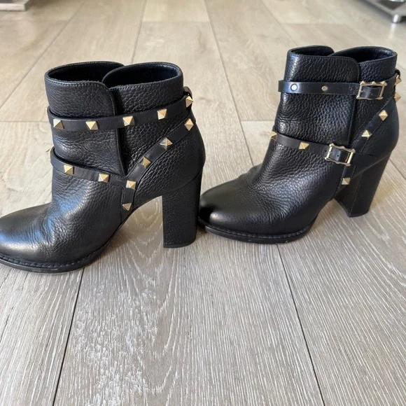 Valentino Garavani Black Grained Leather Rockstud Block Heel Ankle Boot - Picture 3 of 15